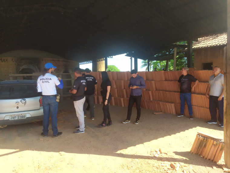 Policiais Civis e peritos estiveram na cerâmica de propriedade do suspeito