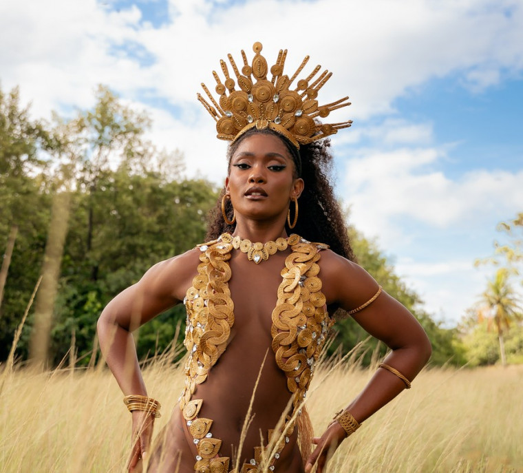 A atriz Érika Januza, madrinha de bateria da escola de samba Unidos do Viradouro