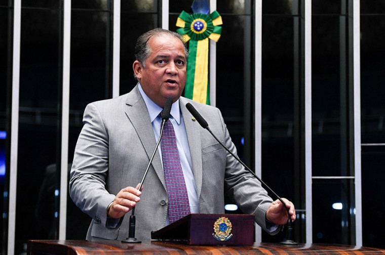 Senador Eduardo Gomes é investigado pela Polícia Federal.