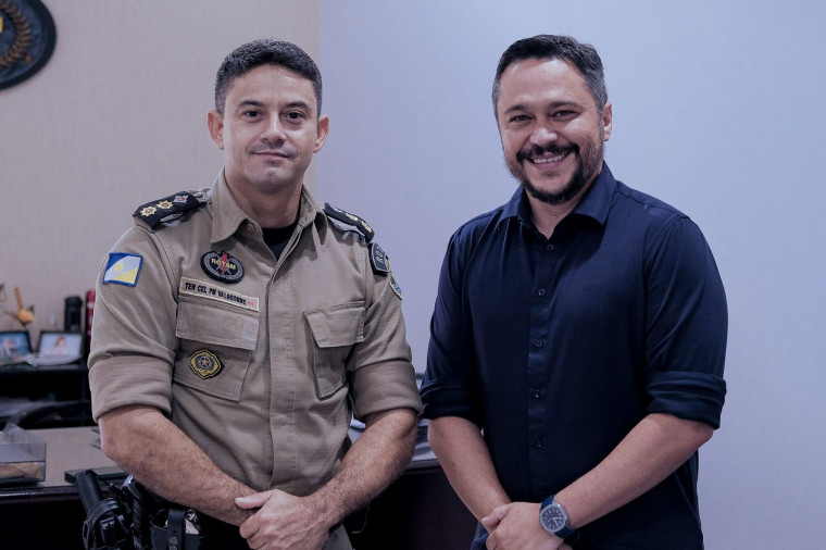 Presidente da Câmara com o Tenente Coronel do 2ºBPM Valdeone Dias