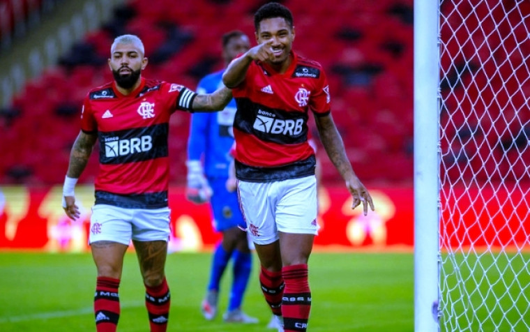 Camisetas estão autografadas por jogadores do clube carioca