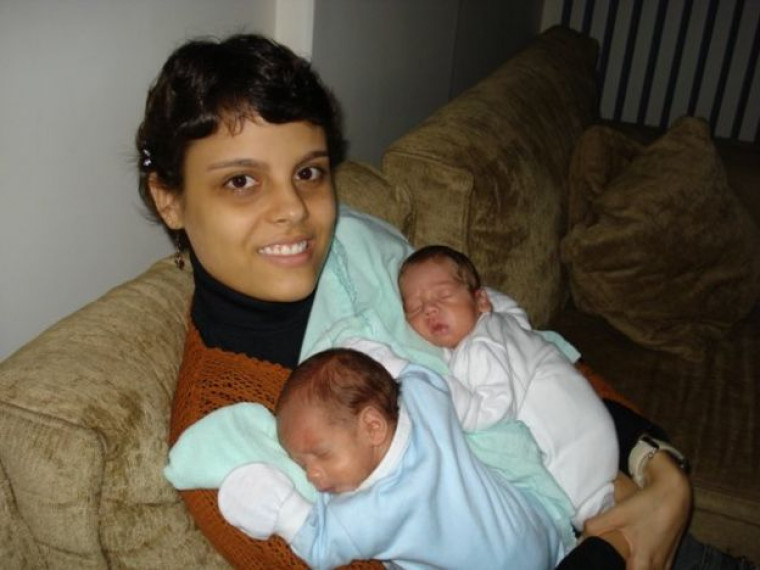 Marina com os irmãos gêmeos