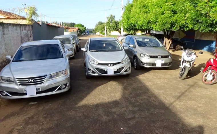 Veículos apreendidos durante a operação.